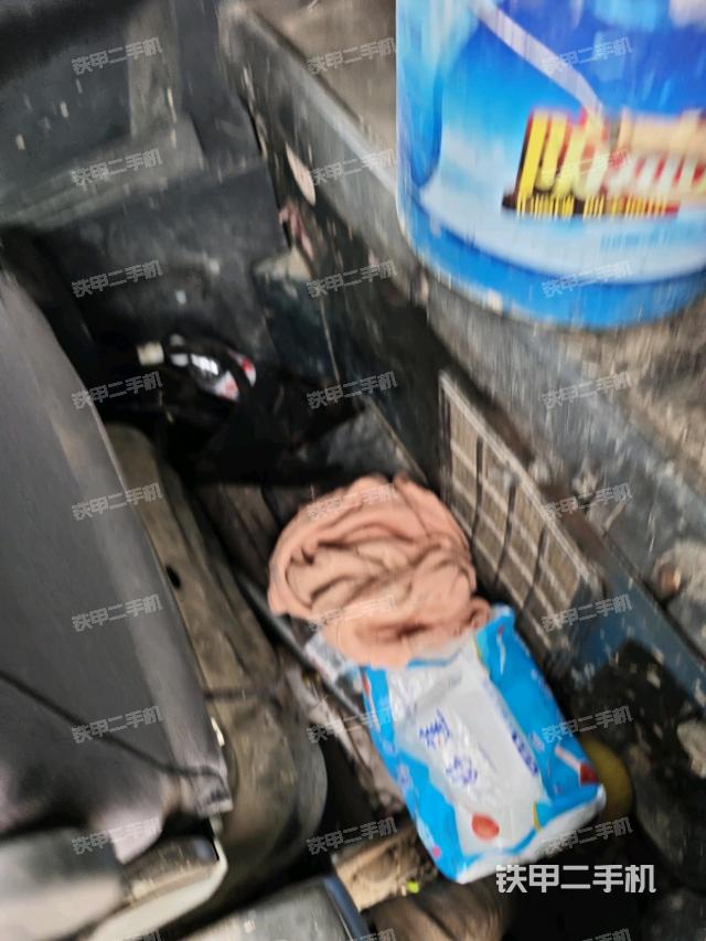 行走控制手柄和踏板?俯拍(駕駛室部分) 行走控制手柄和踏板?俯拍(駕駛室部分)