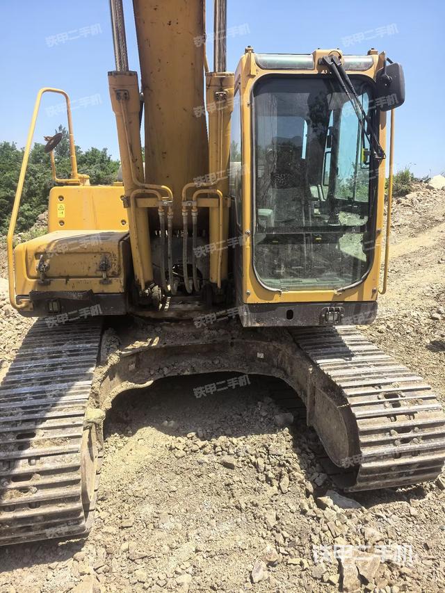 大臂油缸整体 竖拍(工作和回转装置) 大臂油缸整体 竖拍(工作和回转装置)