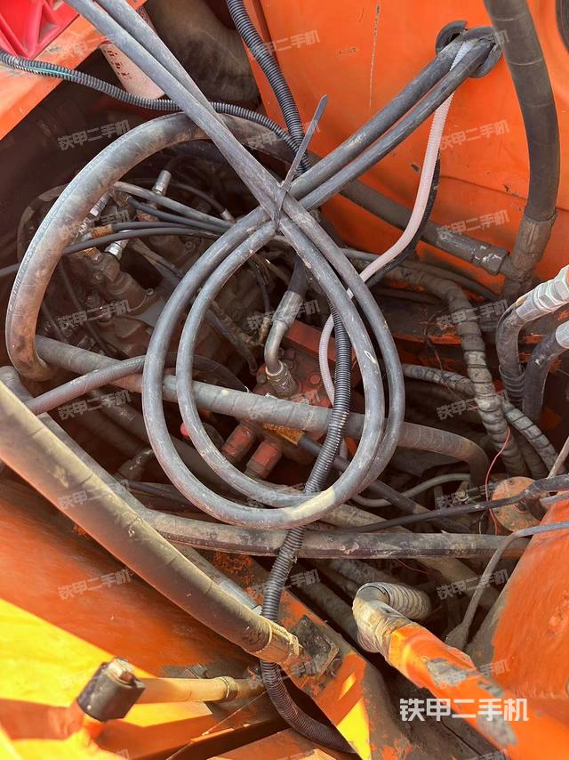 回轉(zhuǎn)馬達(dá)和主控閥(整機(jī)外觀) 回轉(zhuǎn)馬達(dá)和主控閥(整機(jī)外觀)