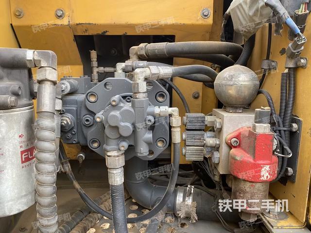 液压泵舱室正面整体（整机外观）