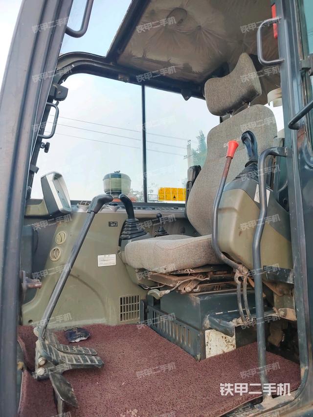 驾驶室整体(整机外观) 驾驶室整体(整机外观)