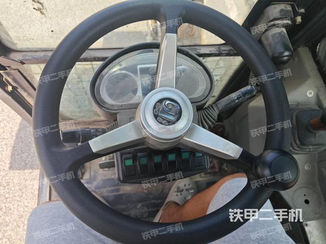 行走控制手柄和踏板?俯拍(駕駛室部分) 行走控制手柄和踏板?俯拍(駕駛室部分)