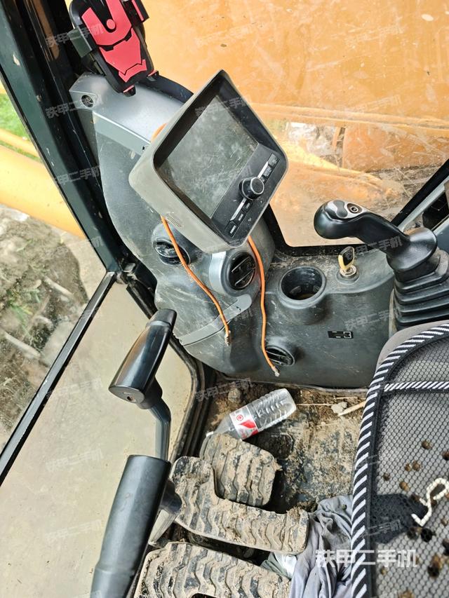 座椅右側(cè)控制臺(tái)/鑰匙門/油門/含右手柄(駕駛室部分) 座椅右側(cè)控制臺(tái)/鑰匙門/油門/含右手柄(駕駛室部分)