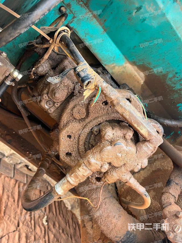 液壓泵艙室正面整體(整機(jī)外觀) 液壓泵艙室正面整體(整機(jī)外觀)