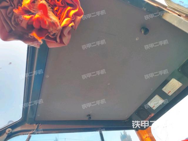 驾驶室顶部(整机外观) 驾驶室顶部(整机外观)