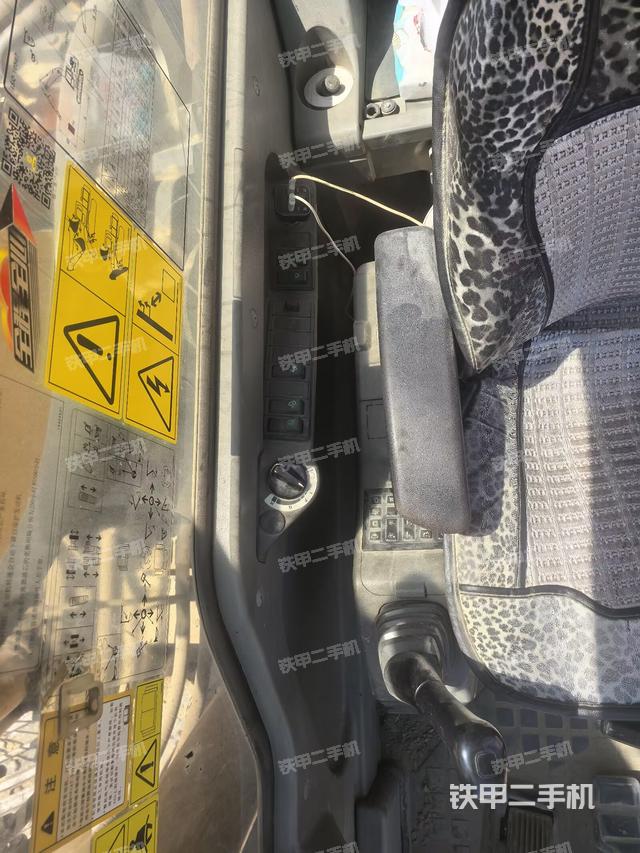 座椅右侧控制台/钥匙门/油门/含右手柄(驾驶室部分) 座椅右侧控制台/钥匙门/油门/含右手柄(驾驶室部分)