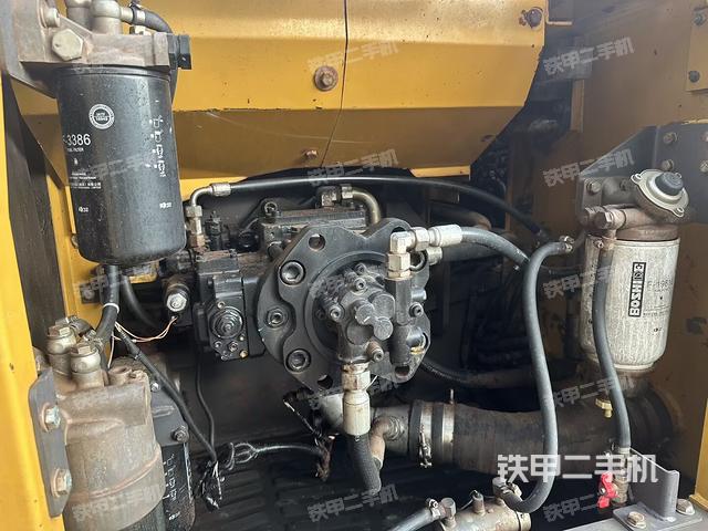 液压泵舱室正面整体（整机外观）