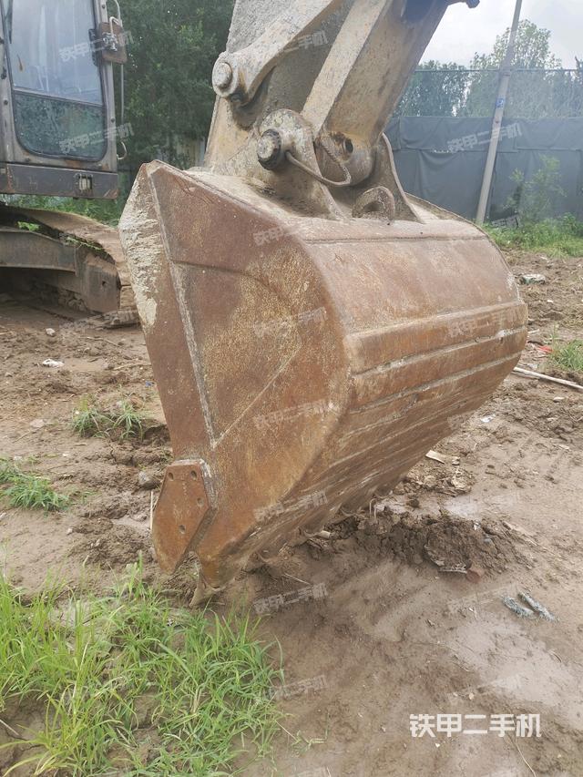 鏟斗右后整體(工作和回轉(zhuǎn)裝置) 鏟斗右后整體(工作和回轉(zhuǎn)裝置)