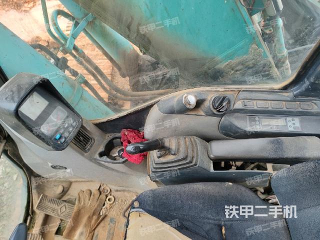 座椅右側(cè)控制臺/鑰匙門/油門/含右手柄(駕駛室部分) 座椅右側(cè)控制臺/鑰匙門/油門/含右手柄(駕駛室部分)