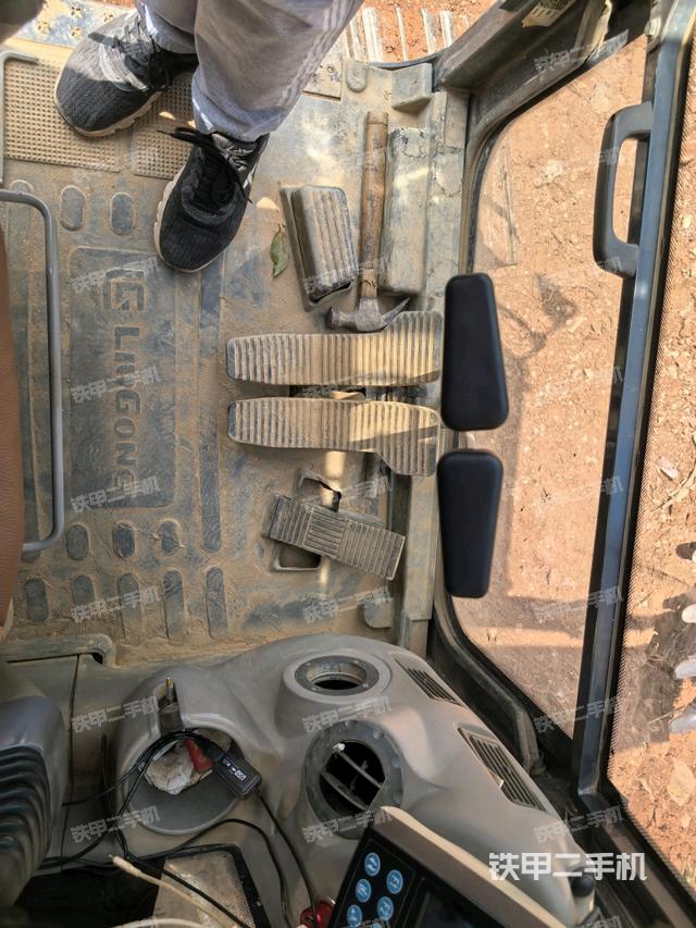 座椅右侧控制台/钥匙门/油门/含右手柄(驾驶室部分) 座椅右侧控制台/钥匙门/油门/含右手柄(驾驶室部分)