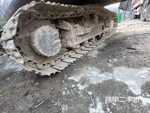 单侧履带整体(整机外观) 单侧履带整体(整机外观)