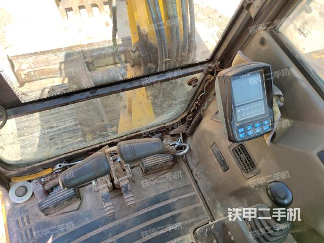 行走控制手柄和踏板?俯拍(駕駛室部分) 行走控制手柄和踏板?俯拍(駕駛室部分)