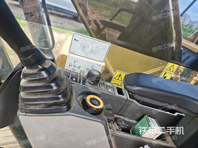 行走控制手柄和踏板 俯拍(驾驶室部分) 行走控制手柄和踏板 俯拍(驾驶室部分)