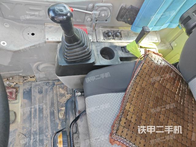 座椅右側(cè)控制臺/鑰匙門/油門/含右手柄(駕駛室部分) 座椅右側(cè)控制臺/鑰匙門/油門/含右手柄(駕駛室部分)