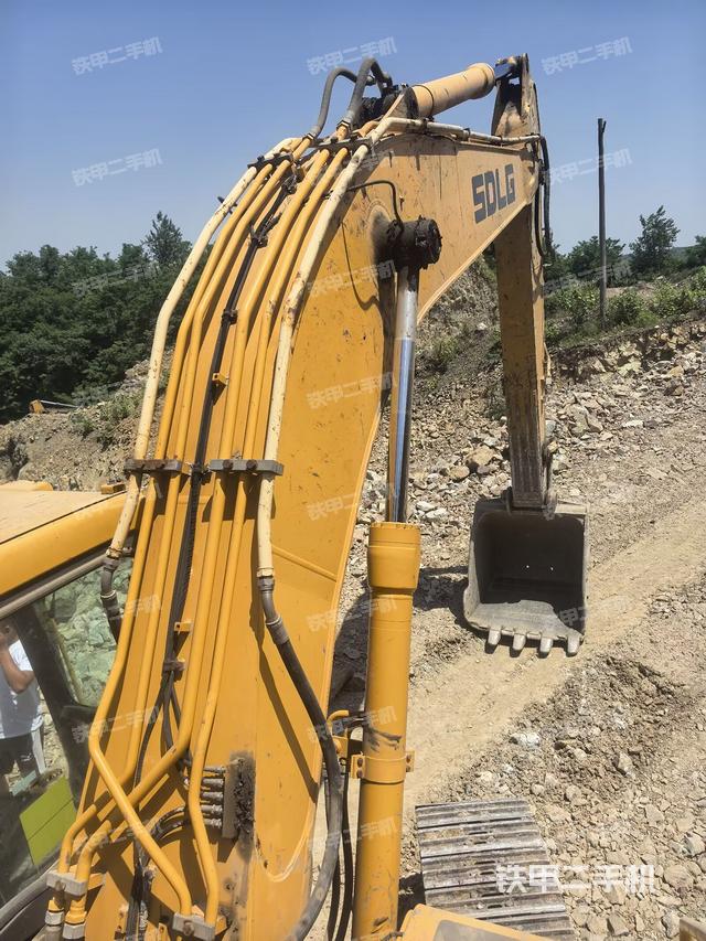 大臂背部俯视(工作和回转装置) 大臂背部俯视(工作和回转装置)