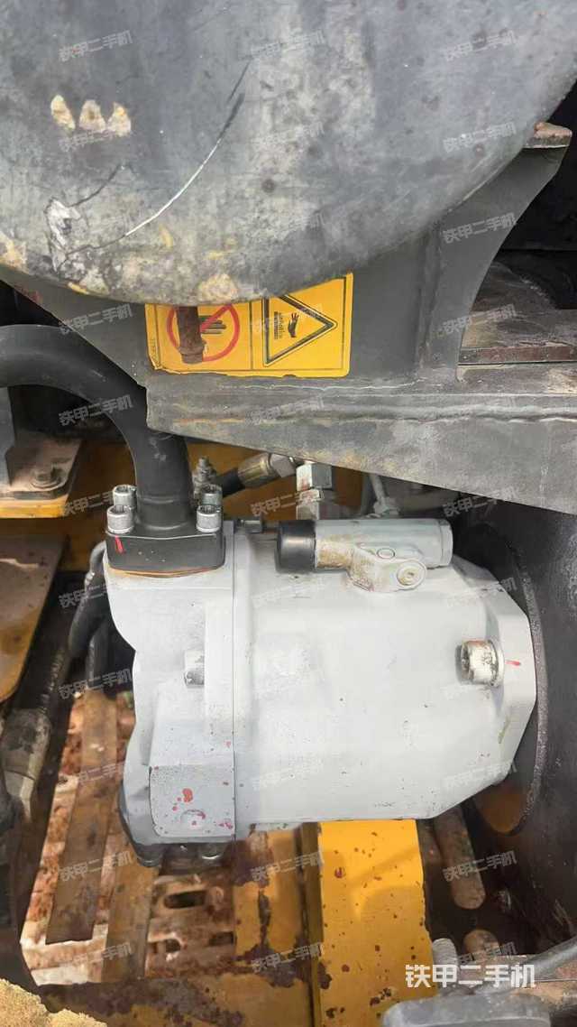 液压泵舱室正面整体（整机外观）