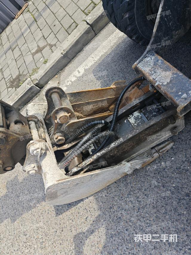 鏟斗右后整體(工作和回轉(zhuǎn)裝置) 鏟斗右后整體(工作和回轉(zhuǎn)裝置)