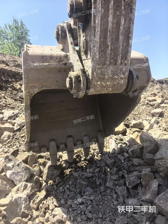 铲斗右后整体(工作和回转装置) 铲斗右后整体(工作和回转装置)