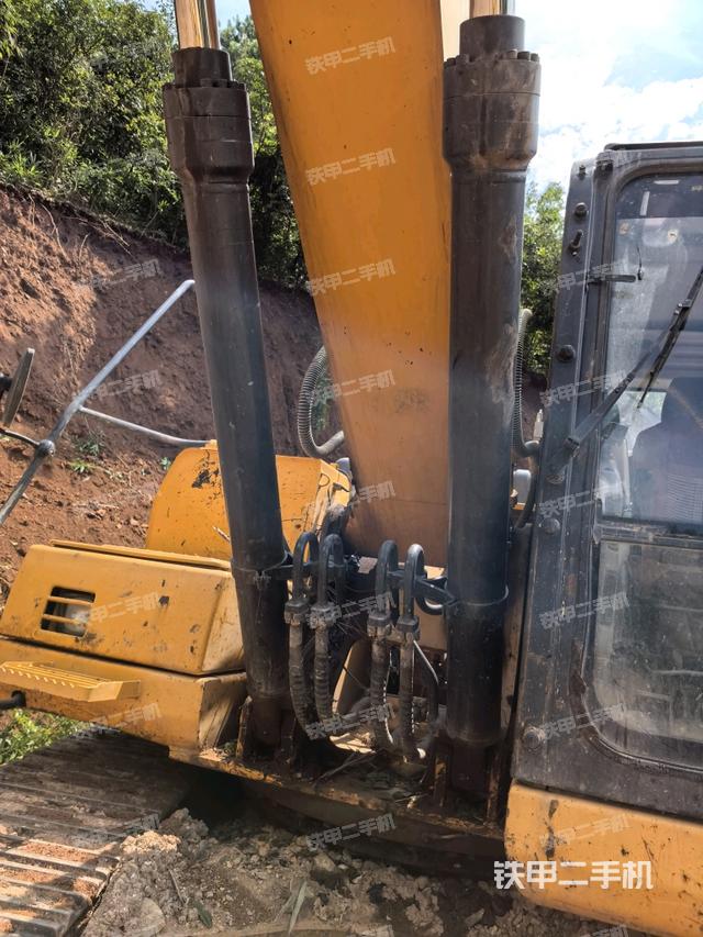 大臂油缸整体 竖拍(工作和回转装置) 大臂油缸整体 竖拍(工作和回转装置)