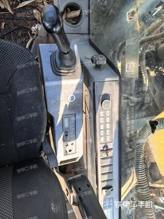 座椅右侧控制台/钥匙门/油门/含右手柄(驾驶室部分) 座椅右侧控制台/钥匙门/油门/含右手柄(驾驶室部分)