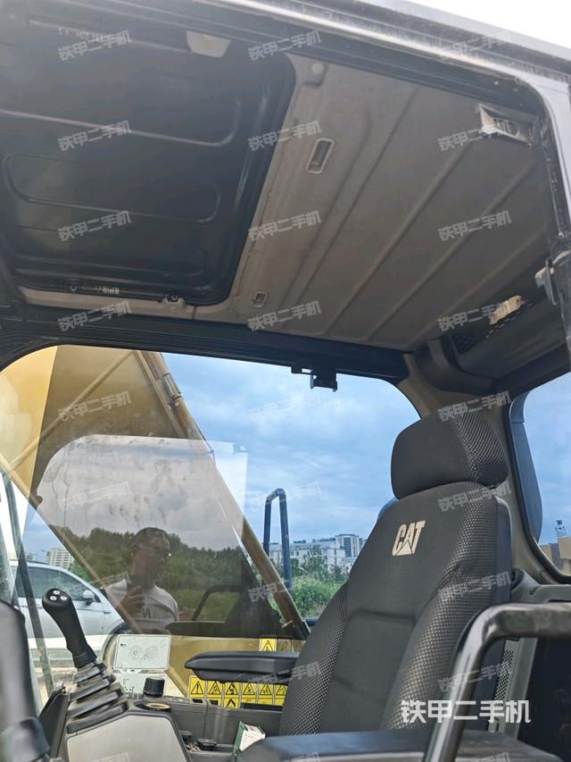 座椅右侧控制台/钥匙门/油门/含右手柄(驾驶室部分) 座椅右侧控制台/钥匙门/油门/含右手柄(驾驶室部分)