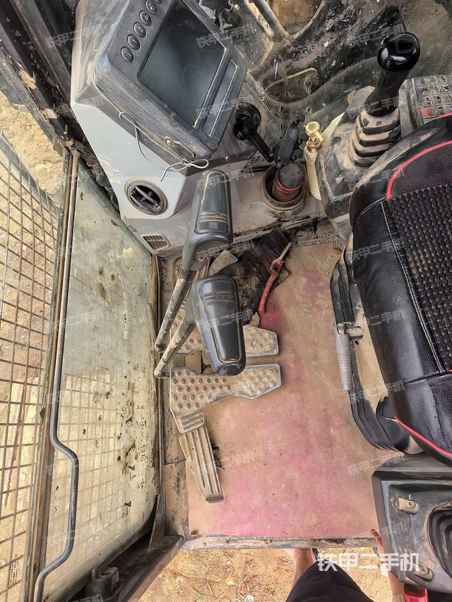 行走控制手柄和踏板?俯拍(駕駛室部分) 行走控制手柄和踏板?俯拍(駕駛室部分)