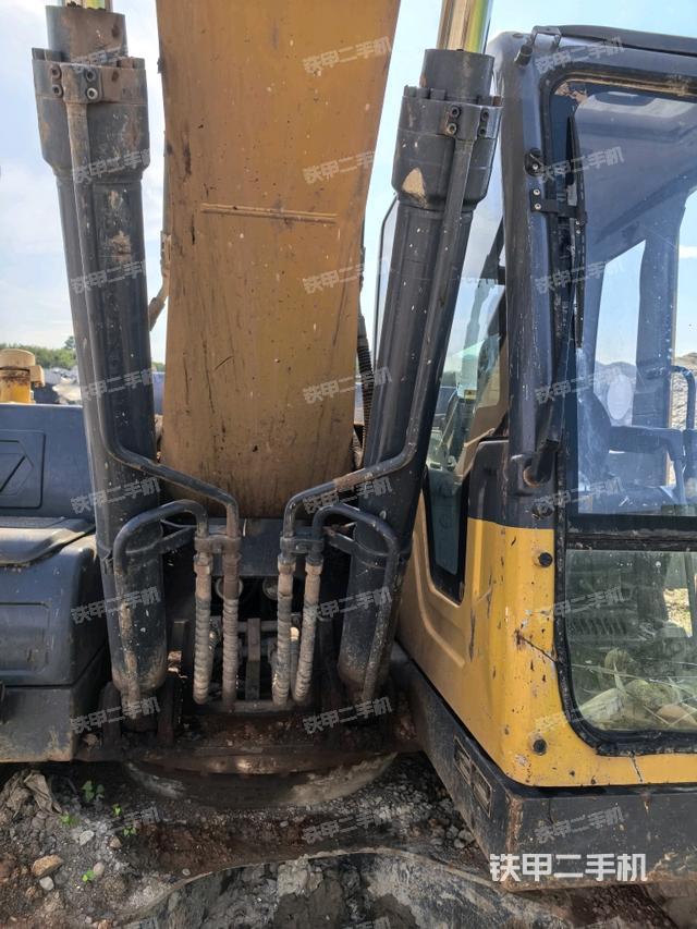 大臂油缸整体 竖拍(工作和回转装置) 大臂油缸整体 竖拍(工作和回转装置)