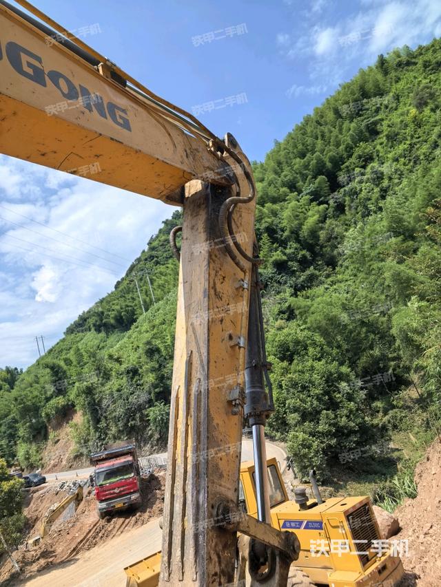 小臂整体左后(工作和回转装置) 小臂整体左后(工作和回转装置)