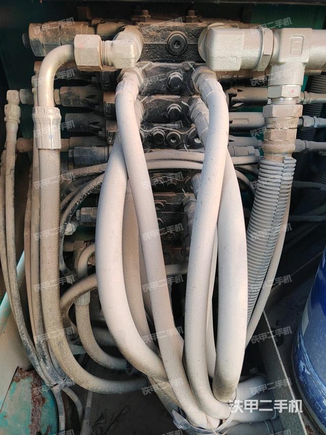 回转马达和主控阀(整机外观) 回转马达和主控阀(整机外观)