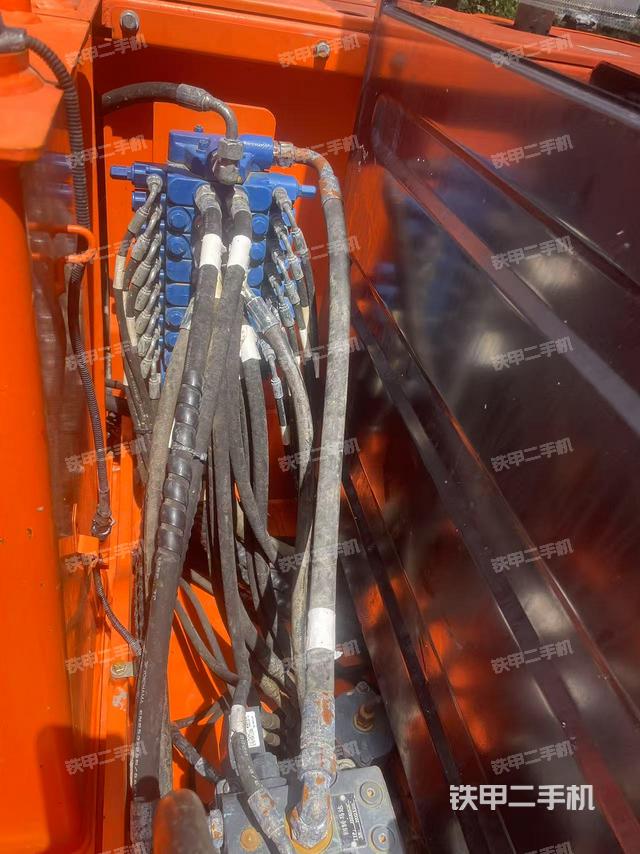 液压泵舱室正面整体（整机外观）