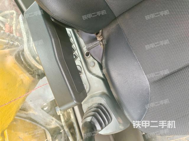 座椅右側(cè)控制臺/鑰匙門/油門/含右手柄(駕駛室部分) 座椅右側(cè)控制臺/鑰匙門/油門/含右手柄(駕駛室部分)