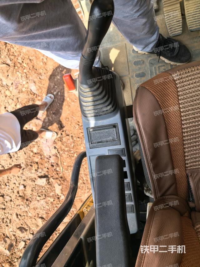 行走控制手柄和踏板 俯拍(驾驶室部分) 行走控制手柄和踏板 俯拍(驾驶室部分)