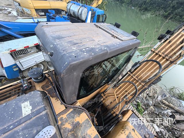 驾驶室顶部(整机外观) 驾驶室顶部(整机外观)