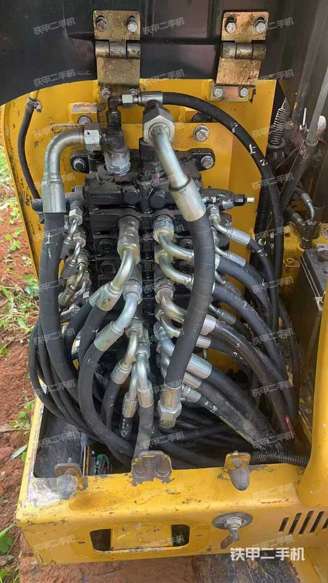 回转马达和主控阀（整机外观）