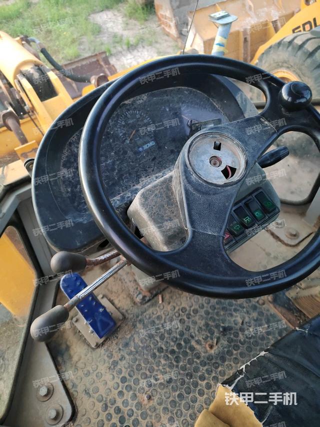 駕駛室操作臺(整機(jī)外觀及大件) 駕駛室操作臺(整機(jī)外觀及大件)