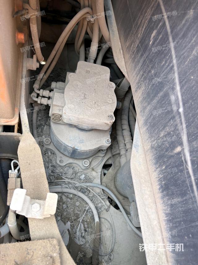 回转马达和主控阀(整机外观) 回转马达和主控阀(整机外观)