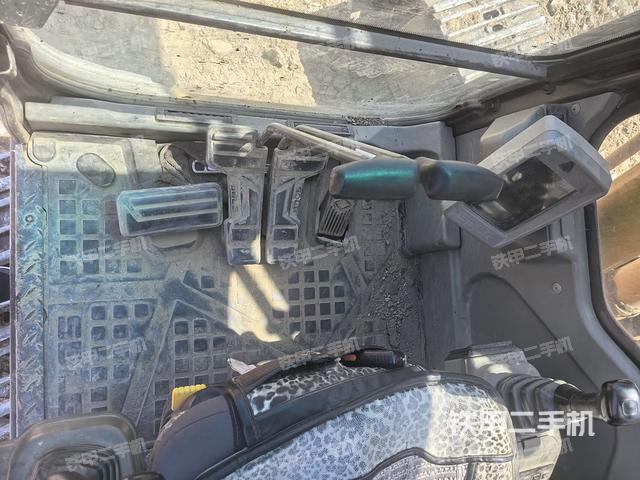 行走控制手柄和踏板 俯拍(驾驶室部分) 行走控制手柄和踏板 俯拍(驾驶室部分)