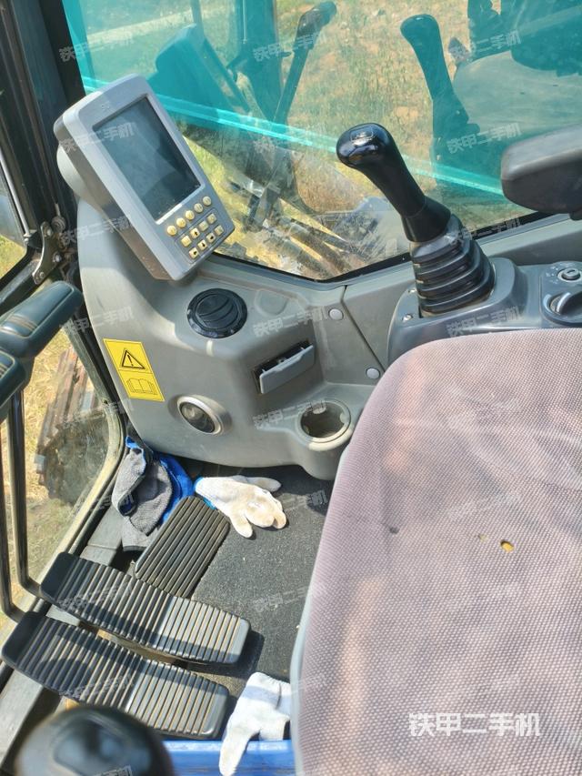 駕駛室整體(整機外觀) 駕駛室整體(整機外觀)