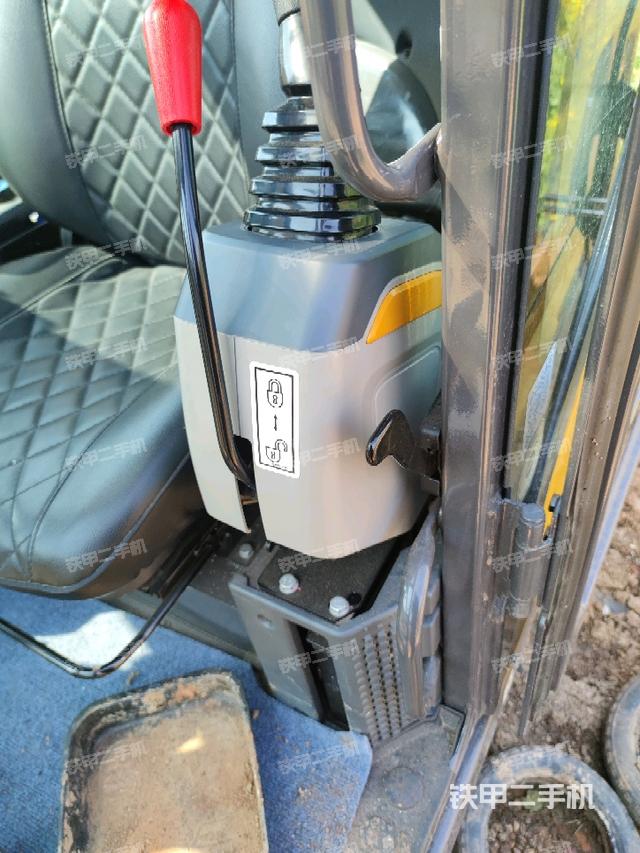 座椅左側(cè)控制臺(tái)/音響/含左手柄(駕駛室部分) 座椅左側(cè)控制臺(tái)/音響/含左手柄(駕駛室部分)