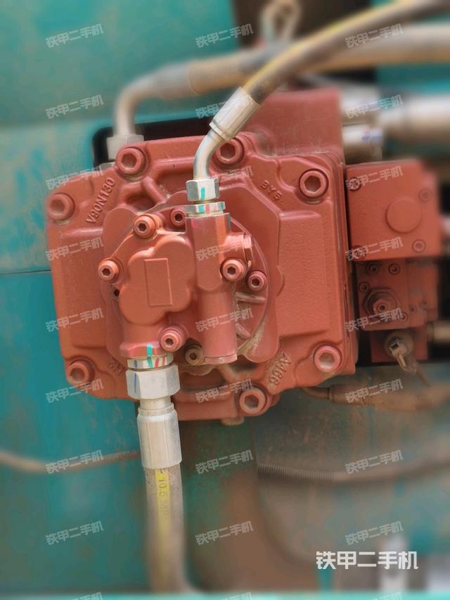 液壓泵艙室正面整體(整機外觀) 液壓泵艙室正面整體(整機外觀)