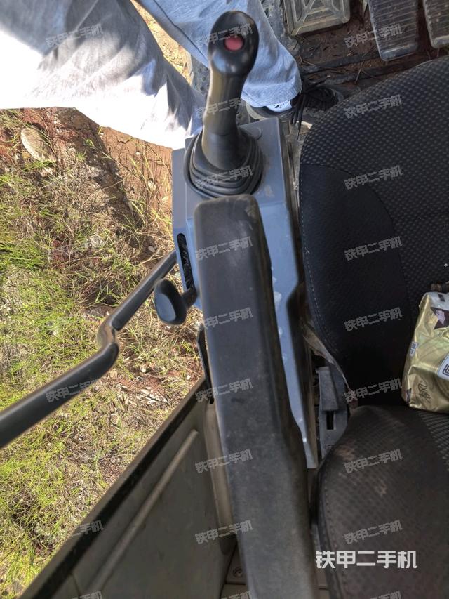 左后方玻璃角标(驾驶室部分) 左后方玻璃角标(驾驶室部分)