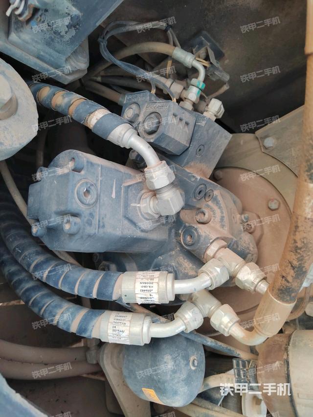 液压泵舱室正面整体(整机外观) 液压泵舱室正面整体(整机外观)