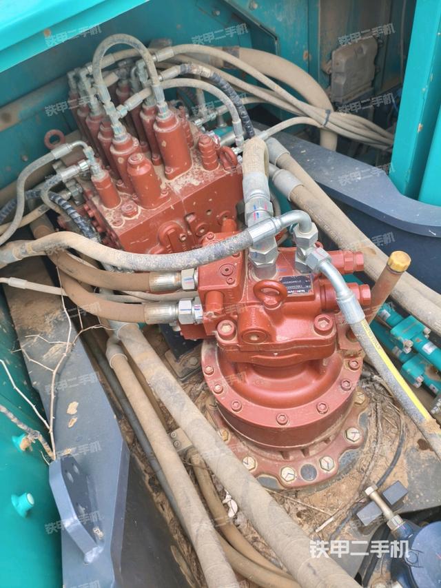 回轉(zhuǎn)馬達和主控閥(整機外觀) 回轉(zhuǎn)馬達和主控閥(整機外觀)