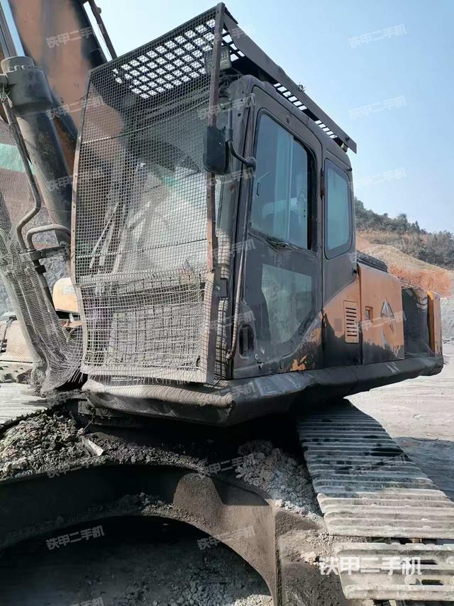 驾驶室顶部（整机外观）