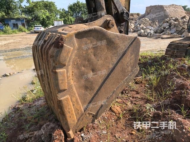 铲斗右后整体(工作和回转装置) 铲斗右后整体(工作和回转装置)