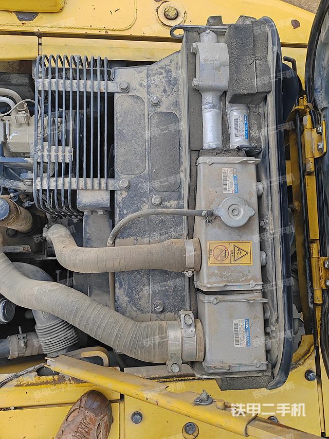 回转马达和主控阀(整机外观) 回转马达和主控阀(整机外观)