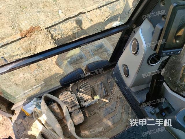 行走控制手柄和踏板?俯拍（駕駛室部分）