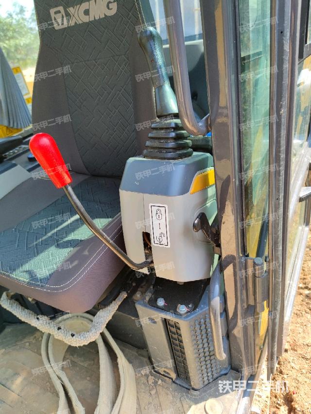 座椅左側(cè)控制臺/音響/含左手柄（駕駛室部分）