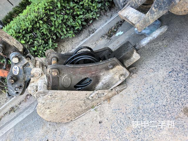 铲斗45度(工作和回转装置) 铲斗45度(工作和回转装置)