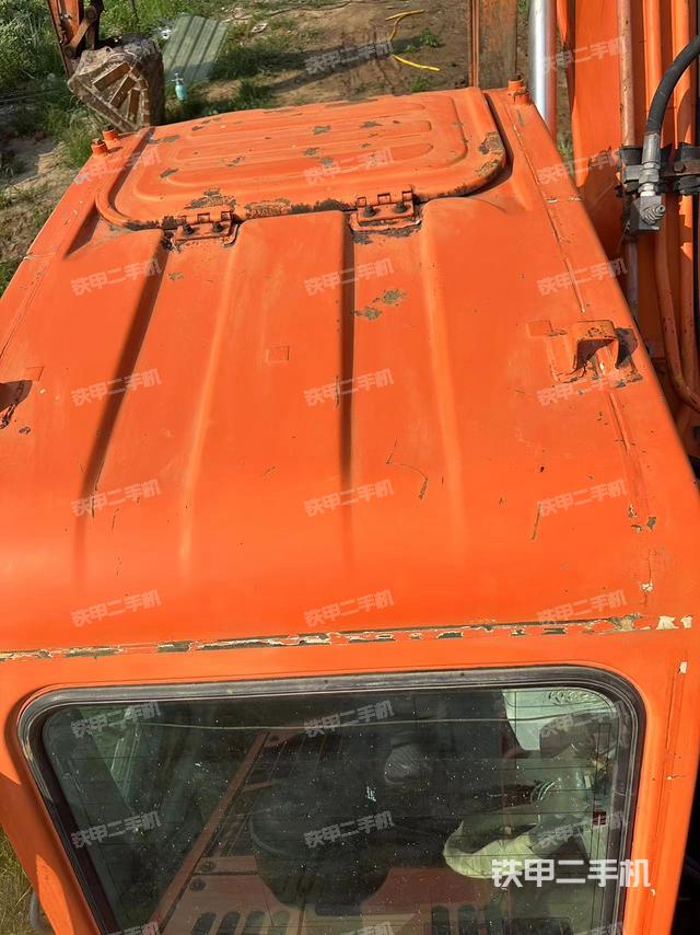 駕駛室頂部(整機(jī)外觀) 駕駛室頂部(整機(jī)外觀)